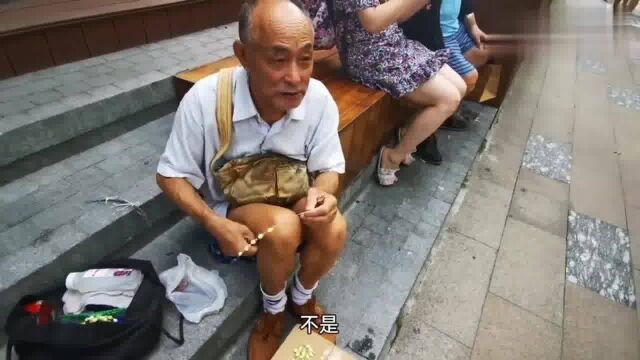 上海人的生活:74岁绍兴老人卖白兰花为生,说子女靠不住,和老伴相依为命!