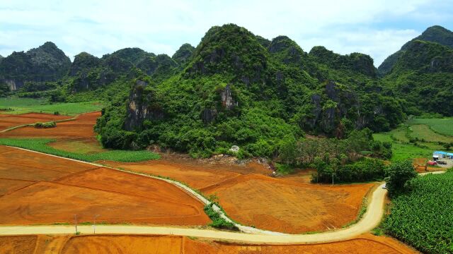 这是一座奇特的山峰,形如一个“山”字端坐在这红土地之上