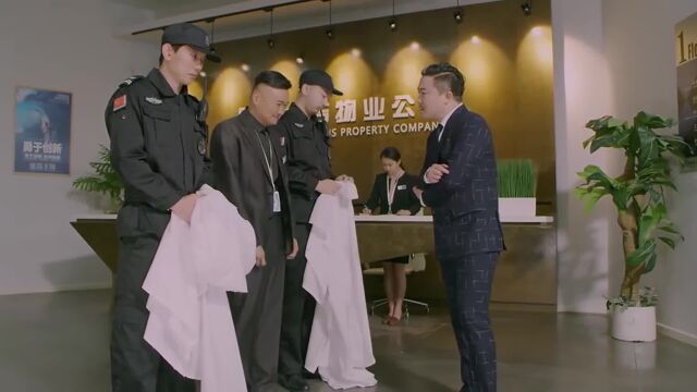 警官:小区总有鬼,没想到竟是物业装的,目的就是懒掉各种钱