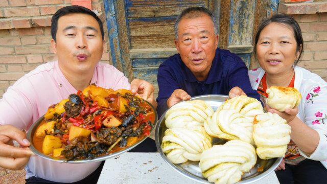 120元买只大乌鸡,小嘎子做西北大盘鸡,焖上花卷,味道绝了