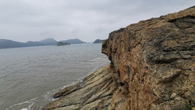 福建连江有座神秘望夫崖,吸引许多妇女来此遥望大海,期盼丈夫早日回家