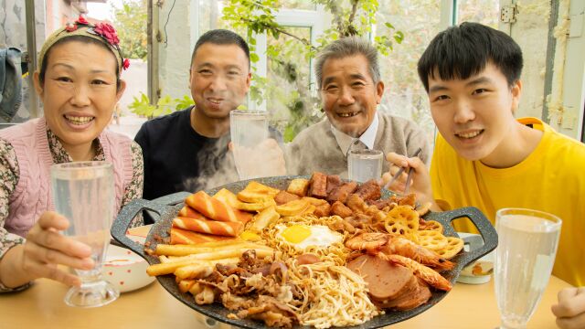 老妈半夜熬骨汤,10样食材做部队火锅,芝士配泡面,老爸吃过瘾