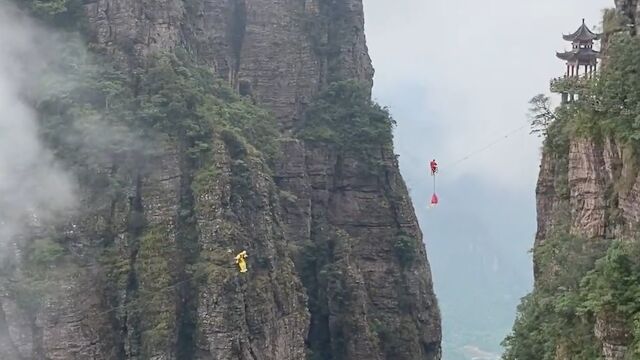 广西一景区现孙悟空高空翻筋斗云 网友直呼艺高人胆大