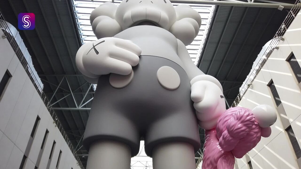 进博会最高的展品:KAWS雕像高5.49米,曾在洛克菲勒中心展出