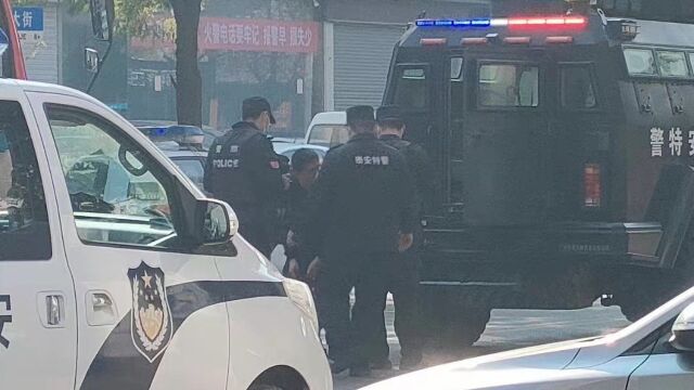 警方通报泰安一银行被抢劫:多次警告无效,犯罪嫌疑人已被击毙