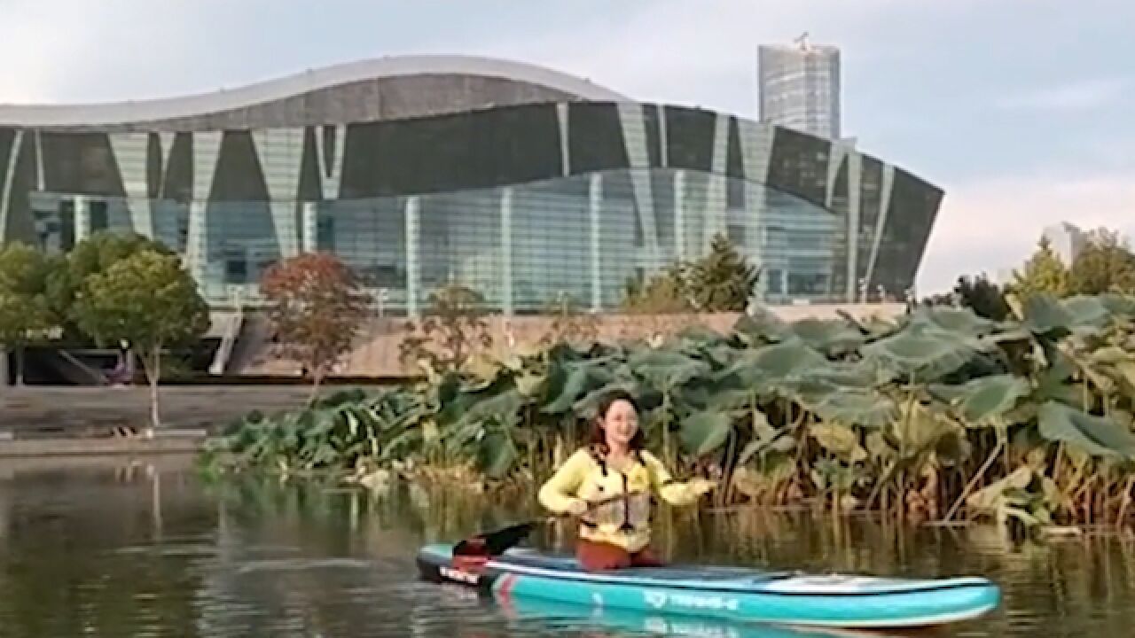 无腿女孩自学陆地冲浪板,游泳滑翔桨板样样能行:热烈绚烂地活着