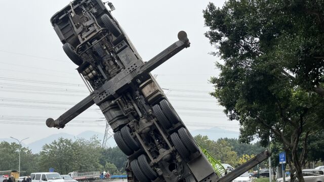 视频 | 吊车操作失误翻车!“后翻倒立”连累五车受损