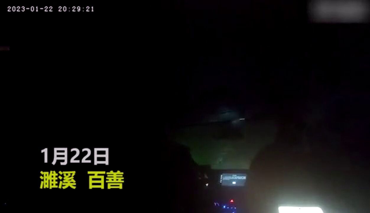 男子高处跌落受伤,民警紧急护送就医!