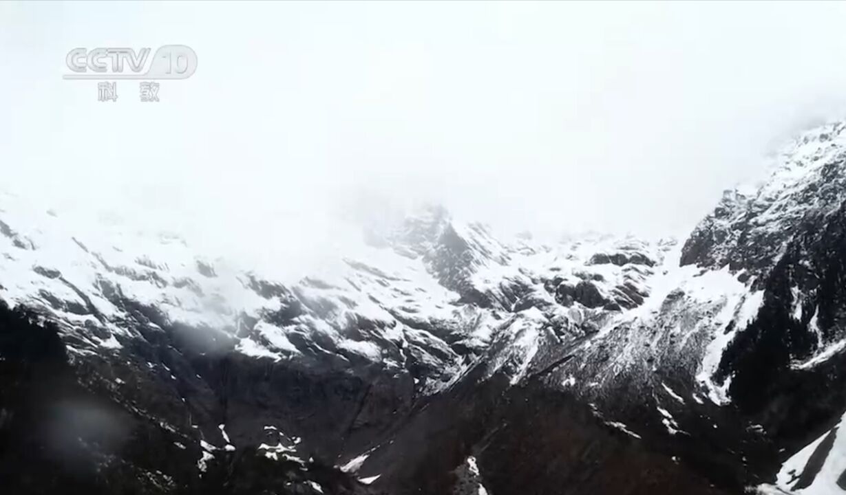 进入梅里雪山腹地,考察队亲眼目睹正在发生的冰崩