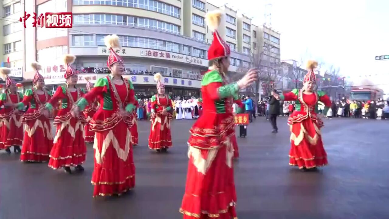 新疆托里县:均龄75岁老太表演黑走马撒糖送祝福