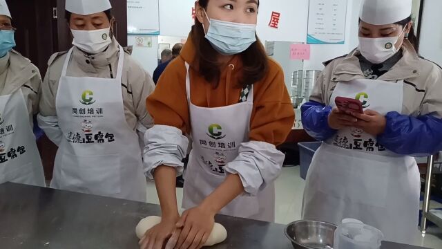 三八女神节学做建德豆腐包