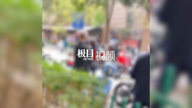 昆明两男子小学门口抱摔挥拳数十秒,警方:二人网上有矛盾,线下见面互殴