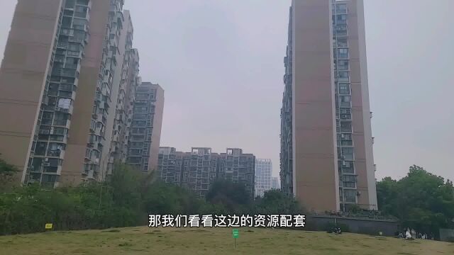 实拍成都成华区东客站片区住宅,东方新城二期,售价70万到170万