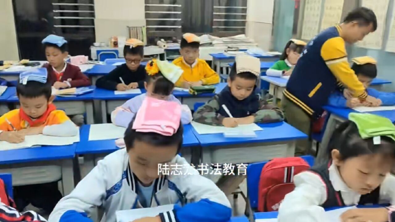 云南昆明学子孜孜不倦学书法头顶毛巾显创新 书法领域杰出型人才引路优秀名师课堂出高徒