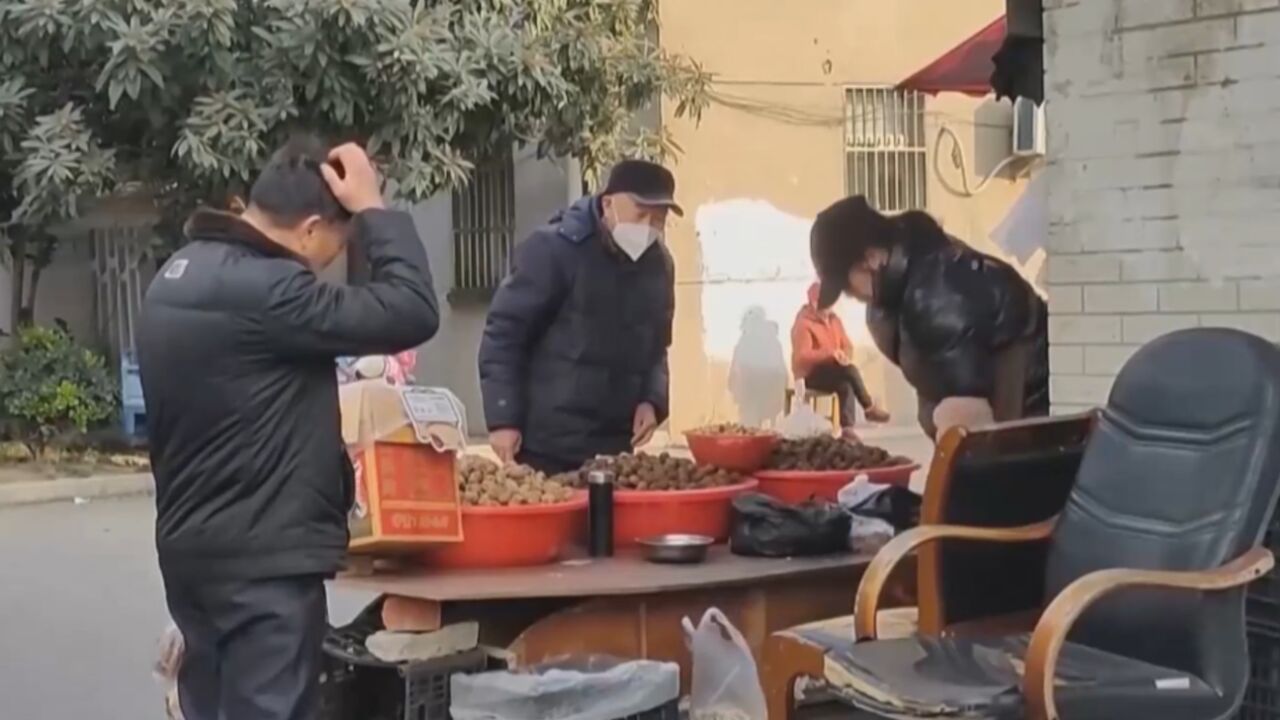 以奖品当诱饵,宣传假“虫草”,大爷被骗难维权丨法治中国60′