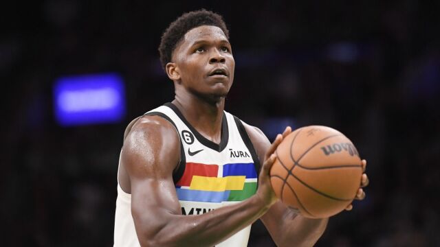 比肩詹姆斯！爱德华兹22岁前5次季后赛砍30+，约基奇成首位季后赛砍40分10板且5记三分的中锋