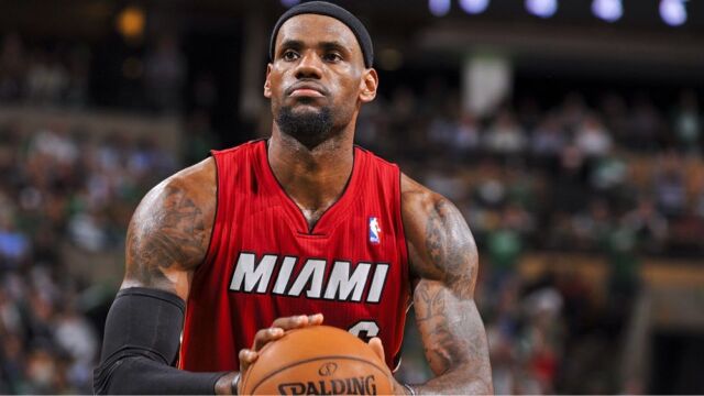 詹姆斯称不喜欢假摔？美媒晒其假摔集锦疯狂打脸，热火时期因假摔罚款队史首人