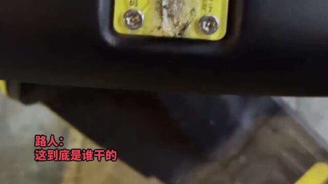 共享电单车二维码被破坏,路人见状十分无奈,这到底是谁干的