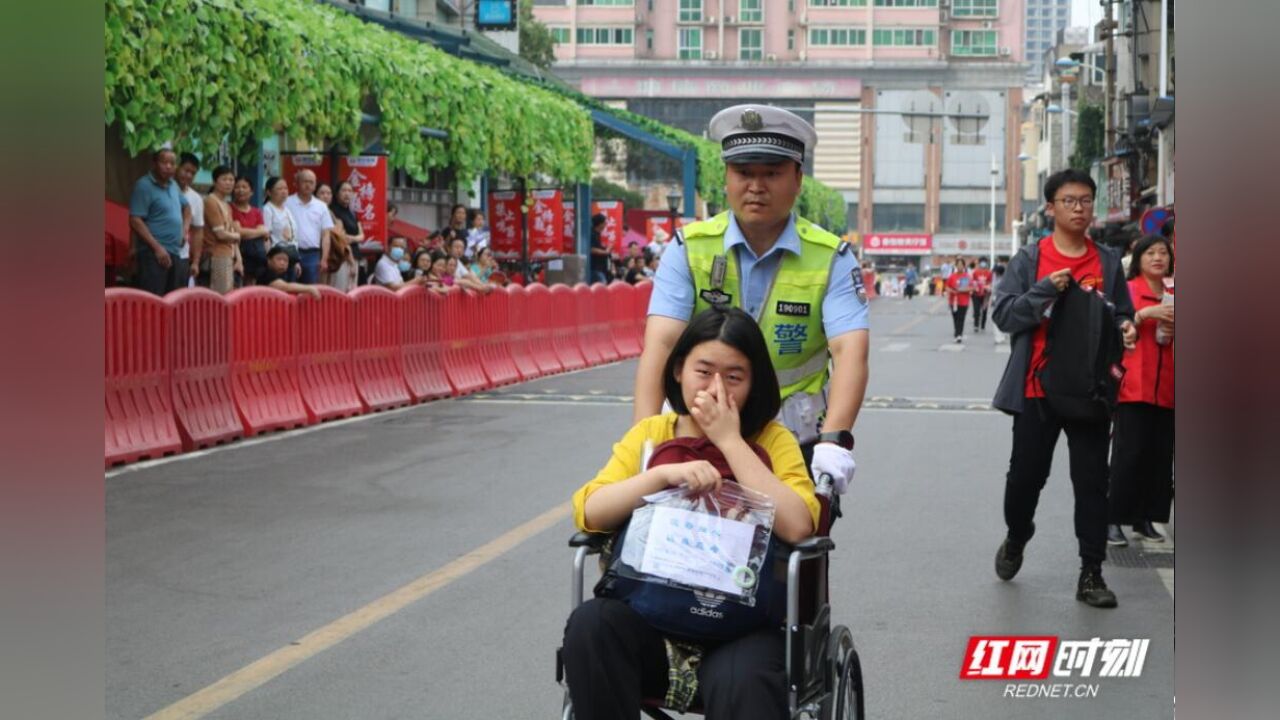 高考特写丨步行街熙熙攘攘 相距不足百米的长郡考点秩序井然