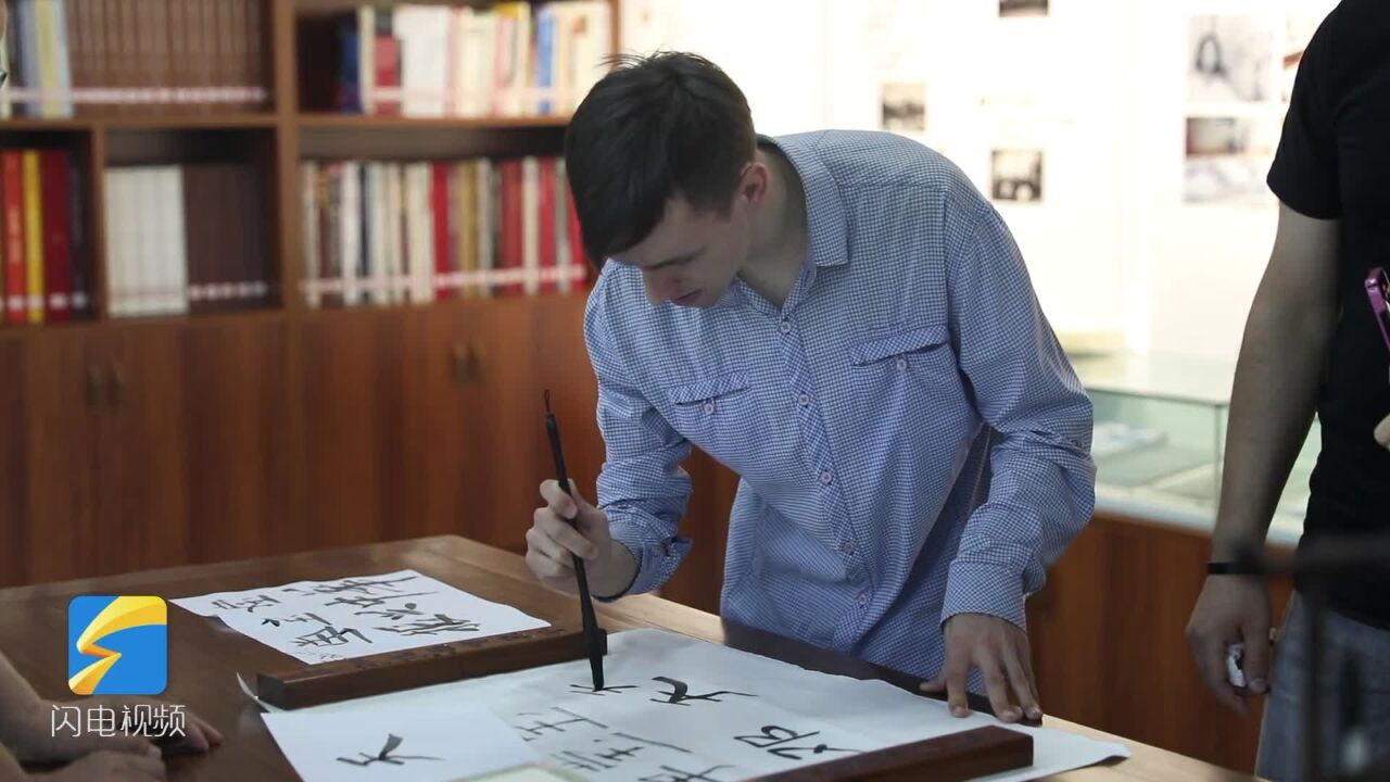 Exlore Shandong: American teachers immersed in practicing Chinese calligraphy