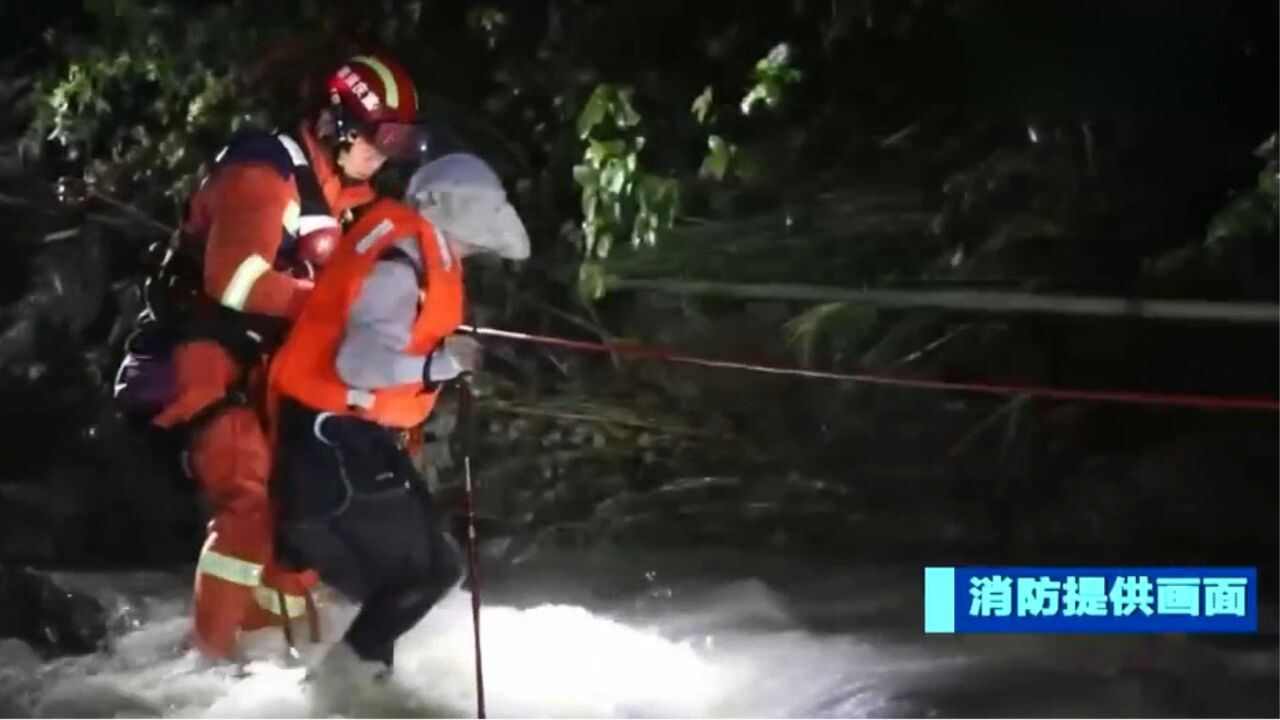 重庆:强降雨致11名驴友被困深山