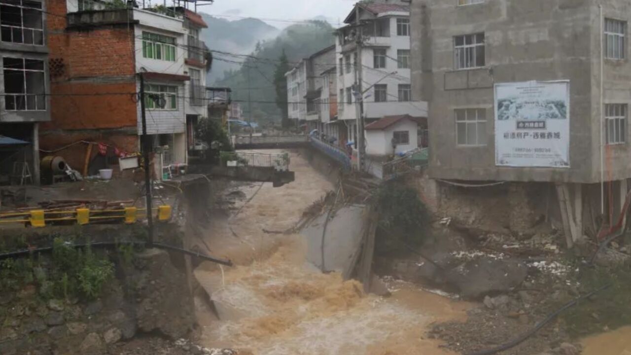 陕西镇巴突发50年一遇特大暴雨:80条路中断,转移4533人