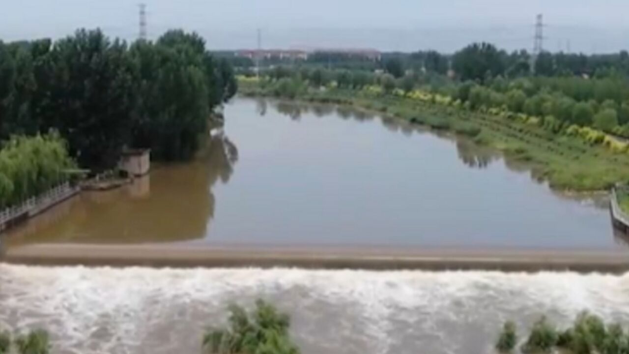 山东临沂:强降雨致河道水位超限,水利部门开闸泄洪