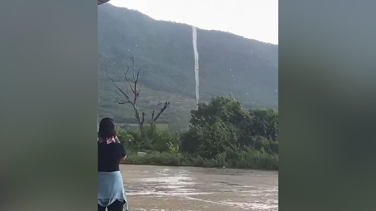 海南一村民避雨时偶遇龙吸水:第一次见,很壮观