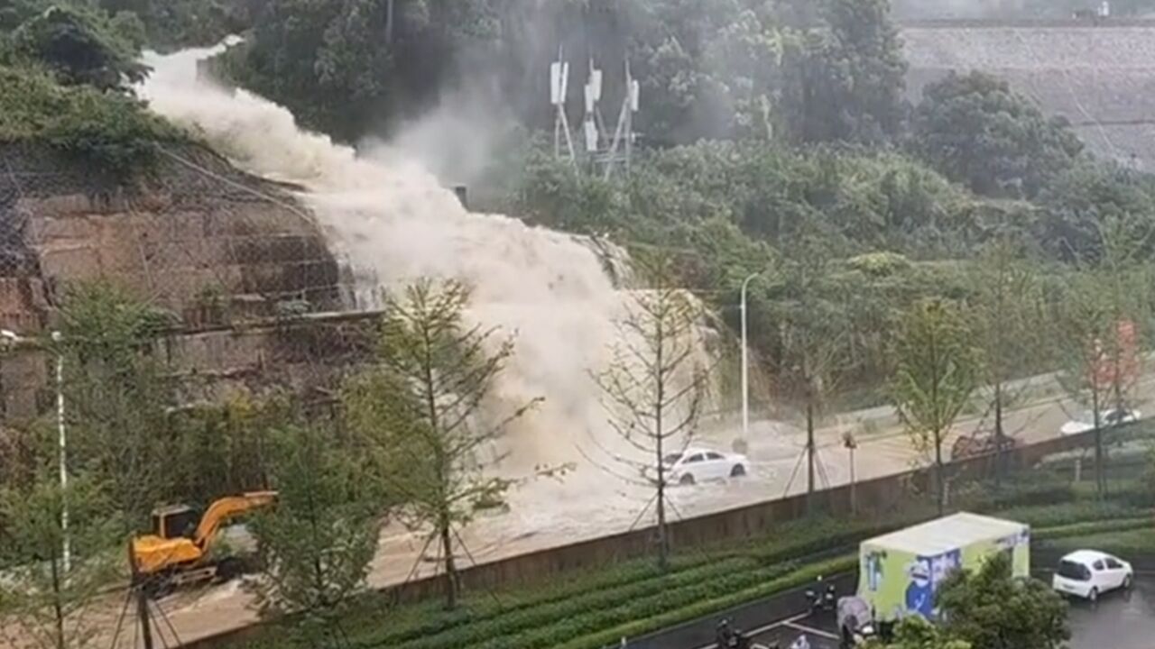 福州马尾遭暴雨突袭,小区旁大量水冲下向泄洪,积水漫过小车车顶