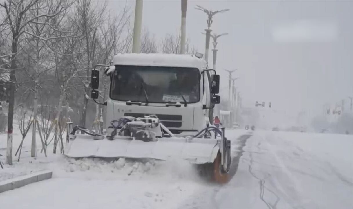 新疆哈密:“风吹雪”致车辆被困,边境民警紧急救援