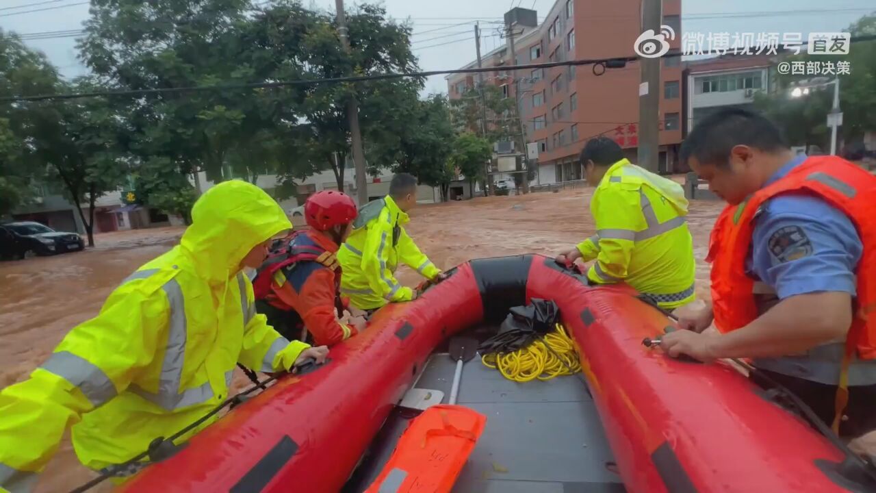 湖北咸宁多小区内涝消防救出24人