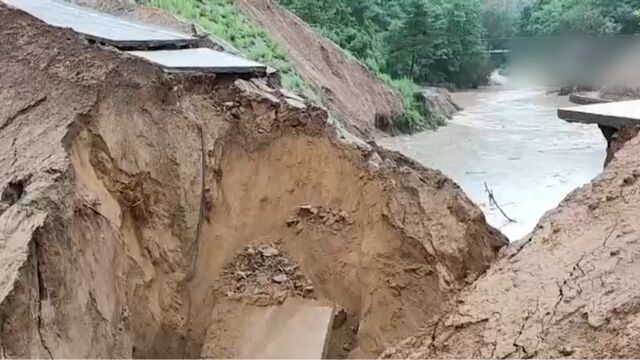 河南郑州:突降暴雨,80多岁老人因积水被困家中