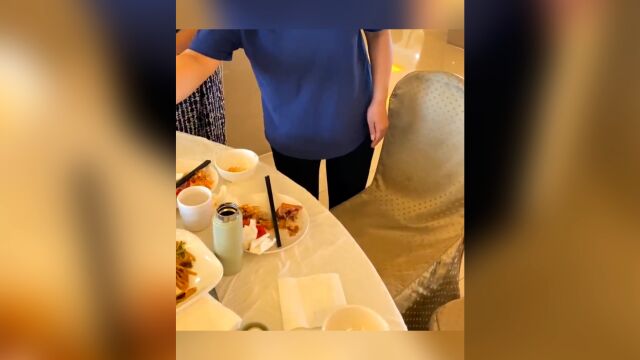 餐厅回应网友打包团餐主食被服务员抢走:续餐不能带走,餐前会告知