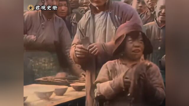 1902年清朝人用餐真实影像,一碗面条,妇女大口朵颐.