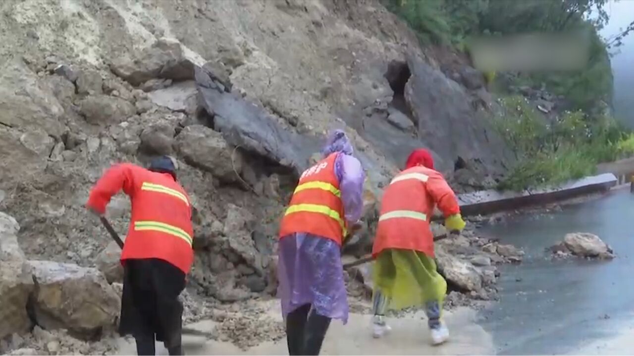 山西阳泉 :强降雨致部分路段山体滑坡或坍塌,全力抢修