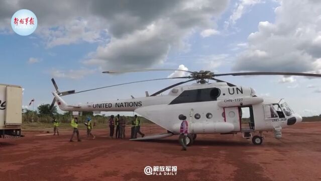 中国第3批赴阿卜耶伊维和直升机分队执行空中物资补给任务