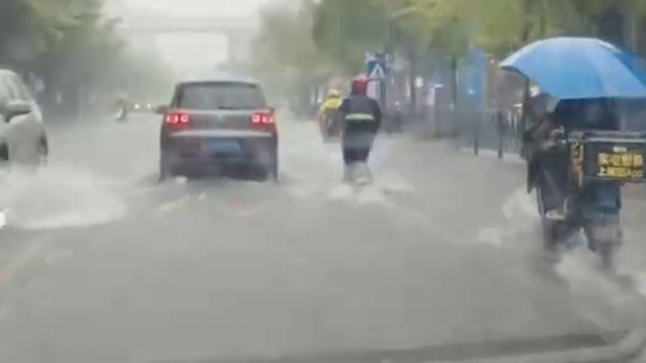 上海浦东发布暴雨红色预警:大雨倾盆 部分路段出现短时积水