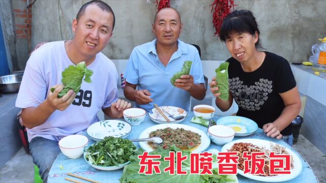 东北一家打饭包,鸡蛋酱配猪耳朵,各种食材用白菜叶卷上,嘎嘎香