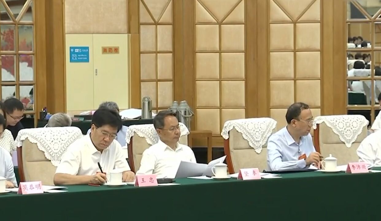 李鸿忠出席建立听取和审议政府债务管理情况报告制度工作座谈会