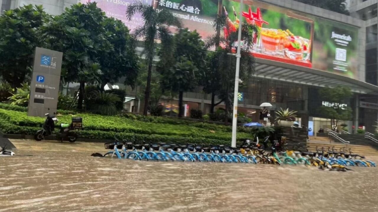 广州暴雨楼房顶现“泳池”,多条路段遭水浸,档口积水过膝