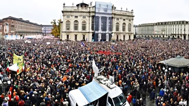 乌克兰爆发超10万人反战示威游行?图文不符,网传图片实为意大利