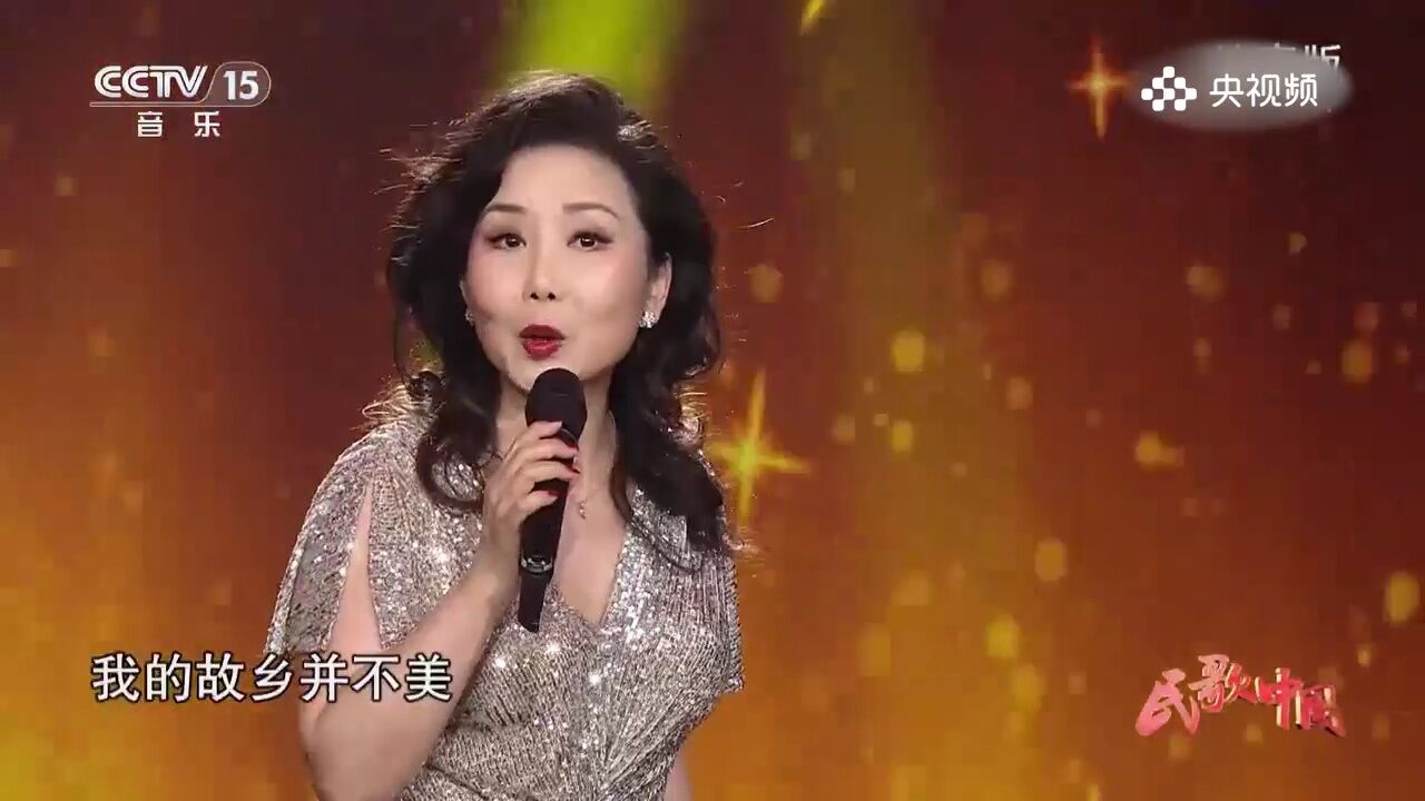 胡月演唱《我热恋的故乡》,高亢豪放的歌声,听得人们陶醉