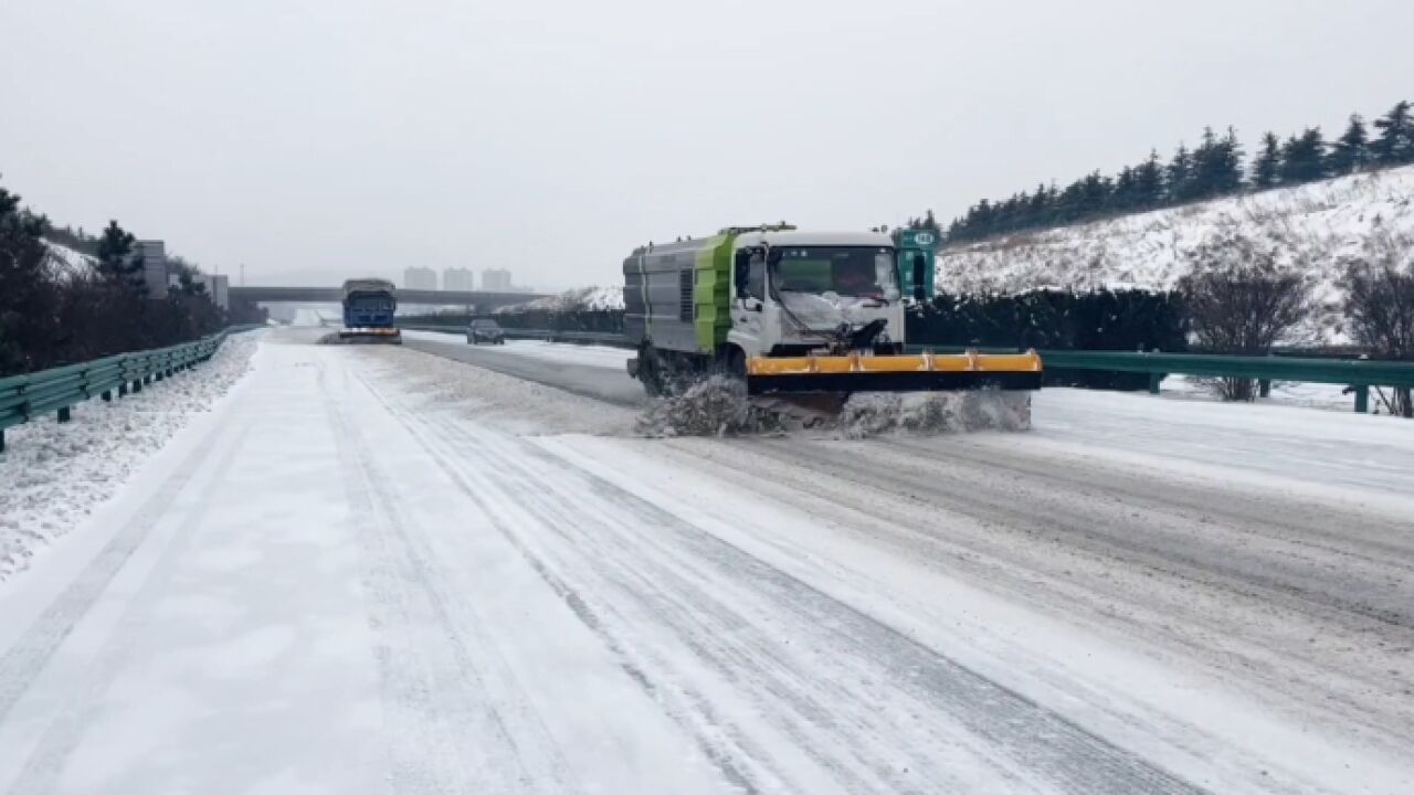 火力全开!青岛“连轴转”清雪除冰,确保公路安全畅通