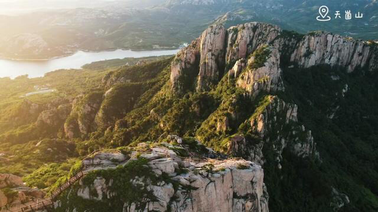 在半边山的海,海半边的山,在山与海相依偎的烟台,听这首,来看山看海看烟台