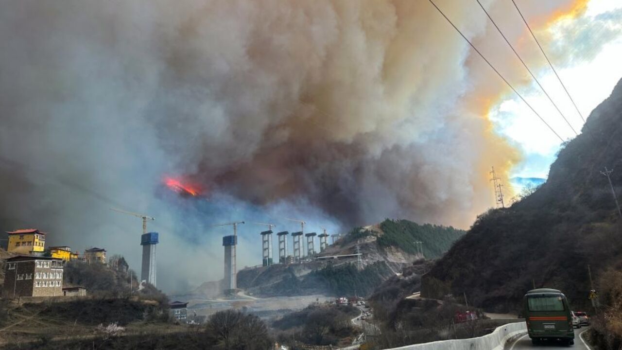 成都回应“天空异常发黄”:系甘孜山火和浮尘导致