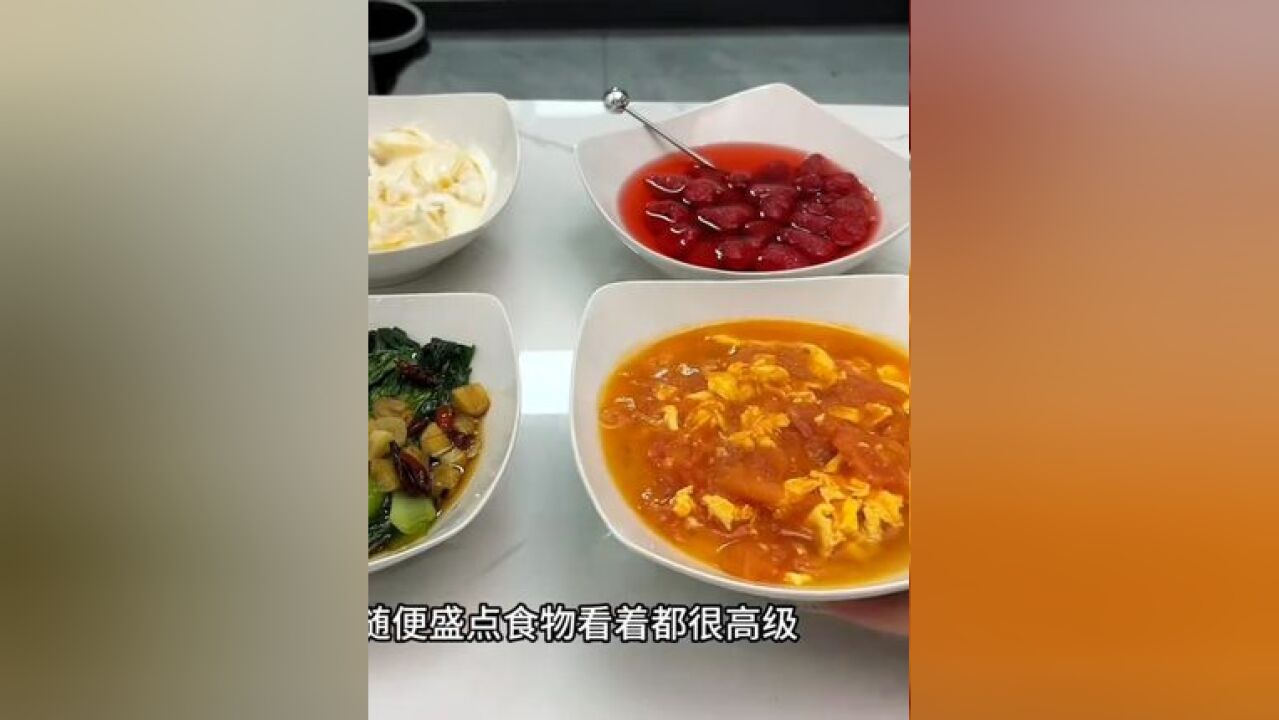 这个盘子装食物太高级了,一整个爱住!加高加深的盛带汤汁的也没问题,简约白色不用担心釉上彩之类的,装食物更放心!#超便宜超划算