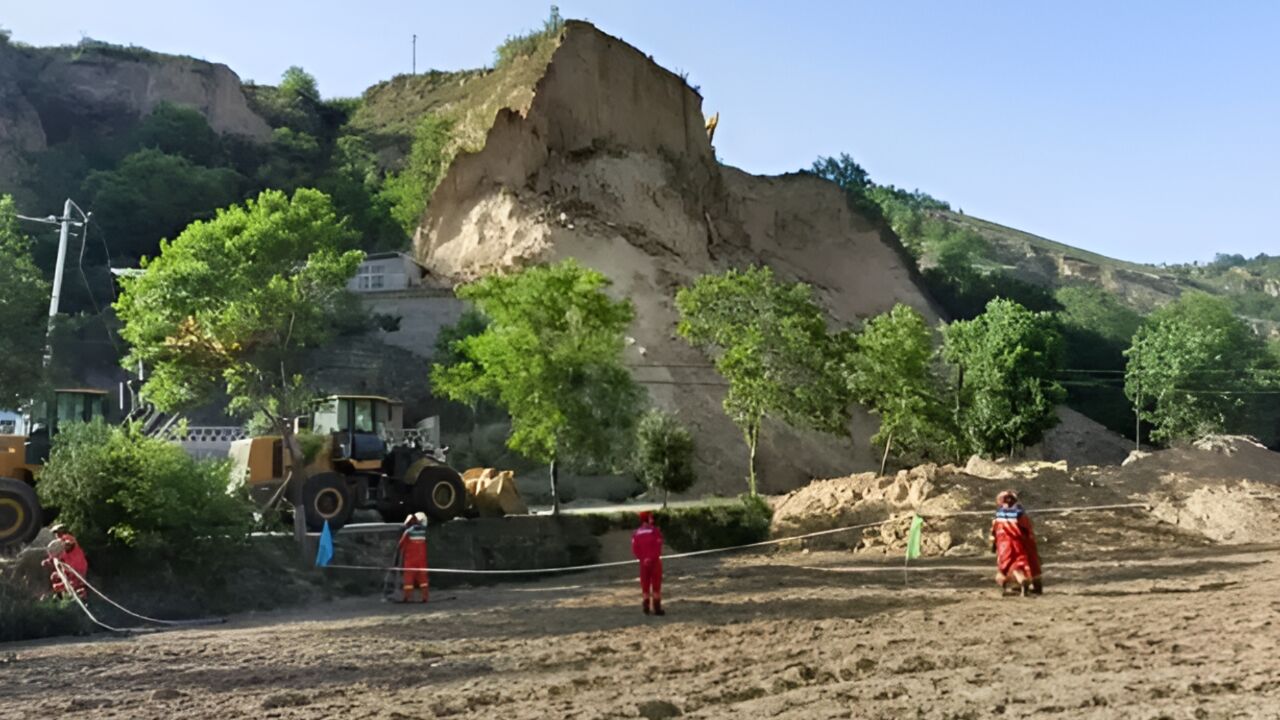 延长县发生道路边坡滑塌致2人受伤,排险除险工作正在进行