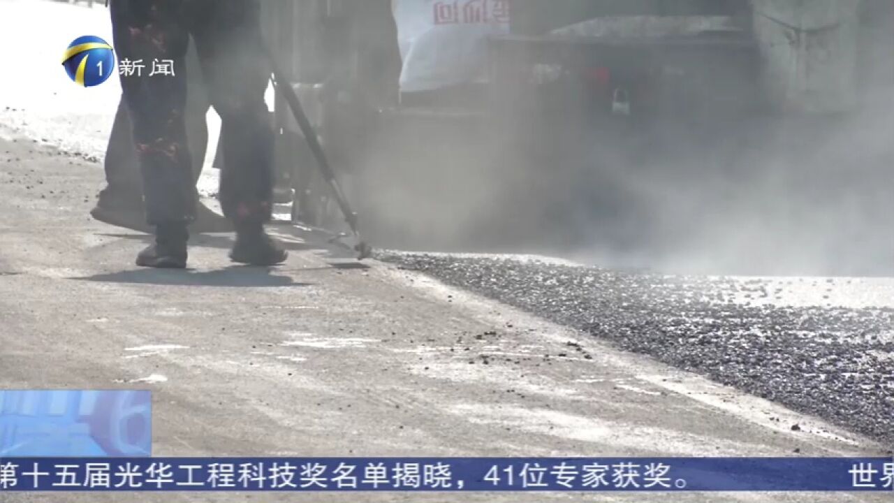 无惧高温炙烤 高速公路养护作业持续进行