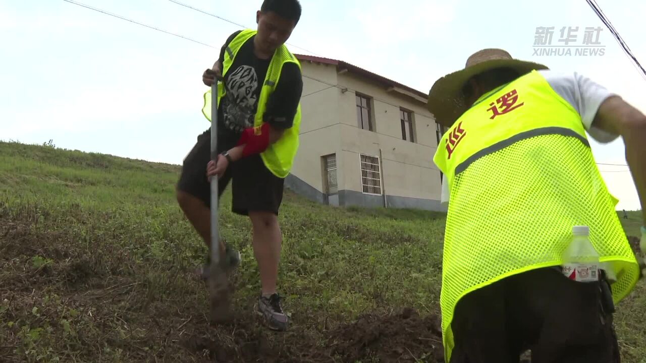 刚下考场又上防汛“战场” 洞庭湖大堤上的青年担当