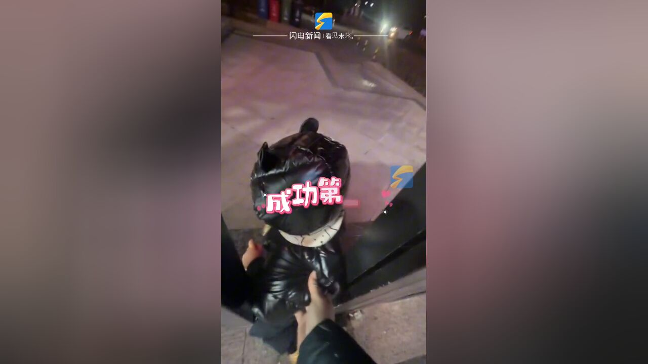 妈妈遛娃忘带门禁卡,20个月小男生跟着指令钻门缝,帮妈妈打开